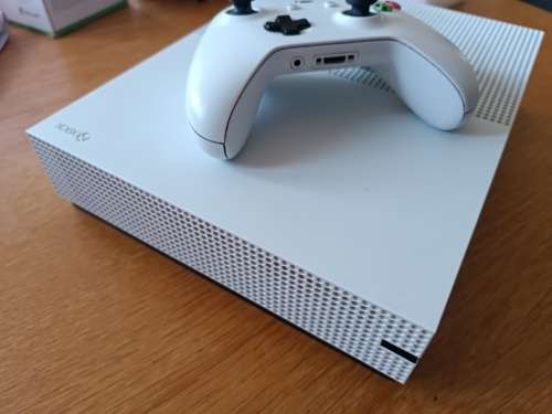 Xbox One S 1TB (faulty disc tray)Please read.
