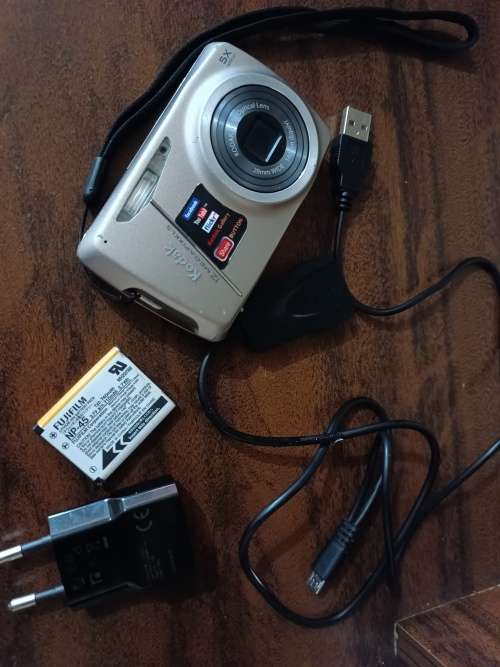 Kodak EasyShare M550 - 12MP - 5x Zoom - Digital Camera