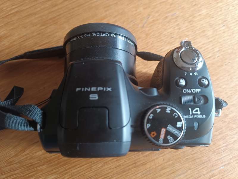Fujifilm Finepix S2995 - 18x Zoom - 14MP - Bridge DSLR like Digital Camera