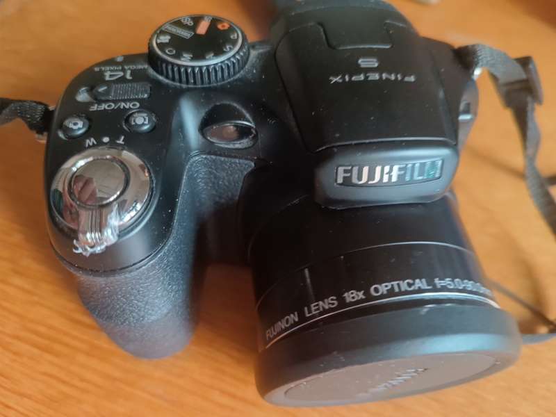 Fujifilm Finepix S2995 - 18x Zoom - 14MP - Bridge DSLR like Digital Camera