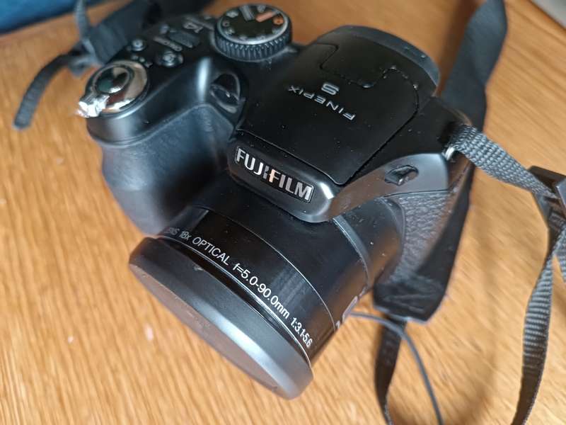 Fujifilm Finepix S2995 - 18x Zoom - 14MP - Bridge DSLR like Digital Camera