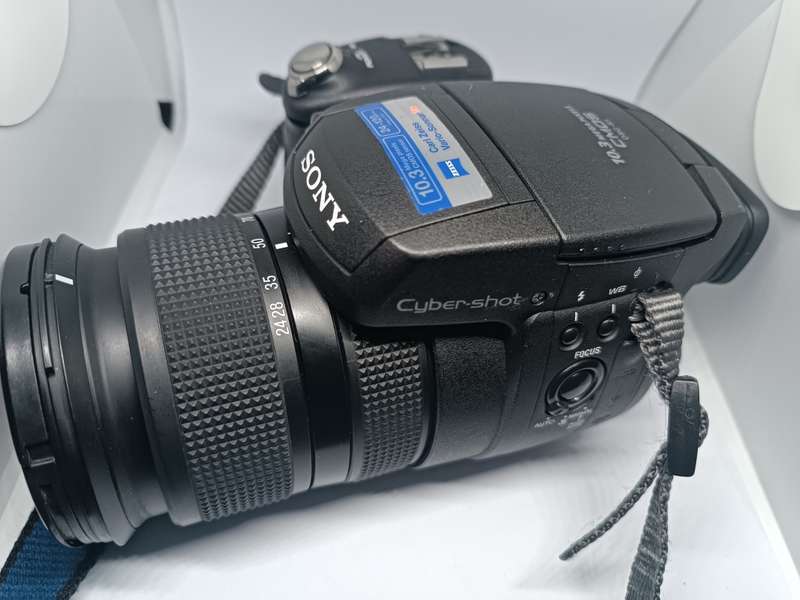Sony CyberShot DSC R1 - 10.3MP - 5x Zoom - Digital Bridge Camera