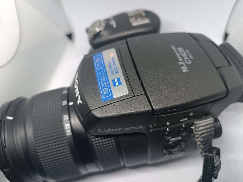 Sony CyberShot DSC R1 - 10.3MP - 5x Zoom - Digital Bridge Camera