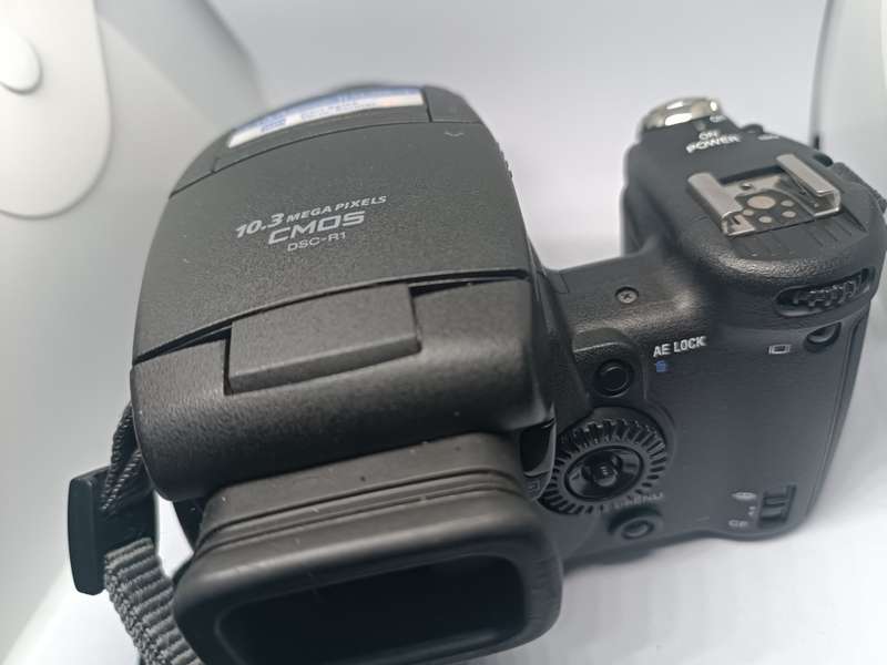 Sony CyberShot DSC R1 - 10.3MP - 5x Zoom - Digital Bridge Camera