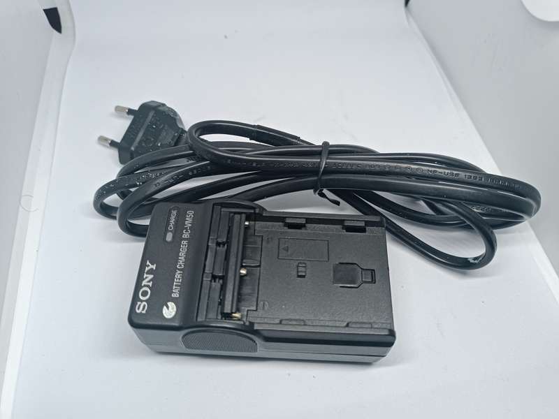 Sony CyberShot DSC R1 - 10.3MP - 5x Zoom - Digital Bridge Camera