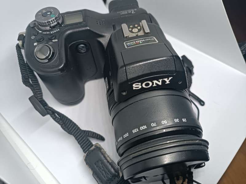 Sony CyberShot DSC F828 - 8MP - 7x Zoom - Digital Bridge Camera