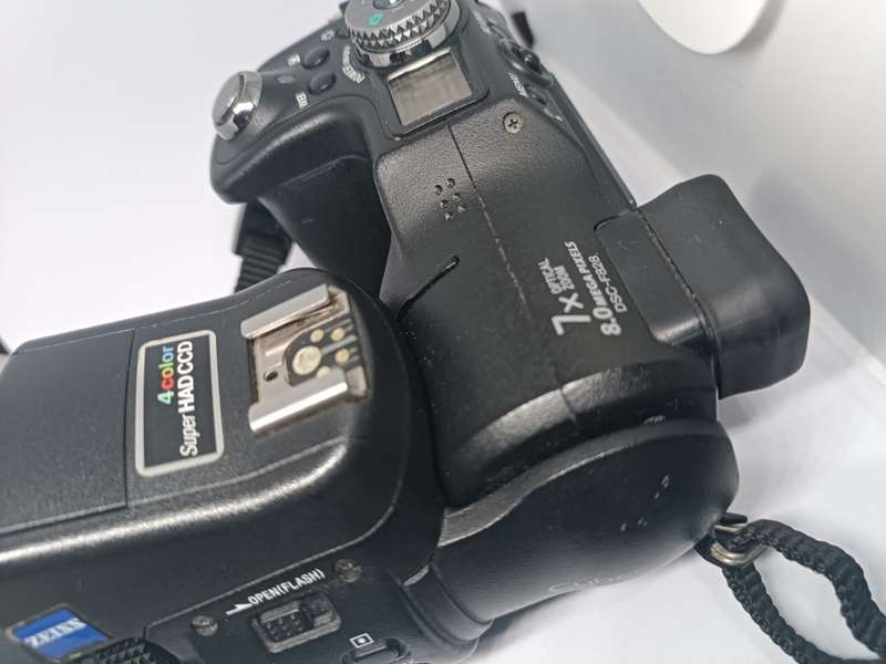 Sony CyberShot DSC F828 - 8MP - 7x Zoom - Digital Bridge Camera