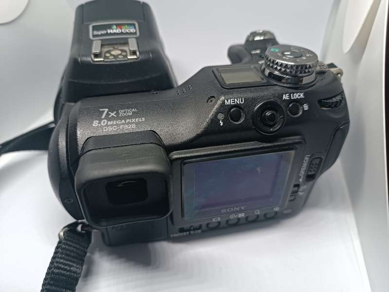 Sony CyberShot DSC F828 - 8MP - 7x Zoom - Digital Bridge Camera