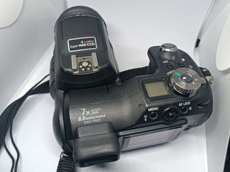 Sony CyberShot DSC F828 - 8MP - 7x Zoom - Digital Bridge Camera