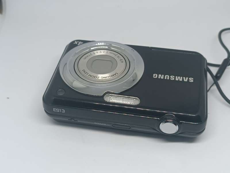 Samsung ES13 - 12.2MP - 4x Zoom - Digital Camera
