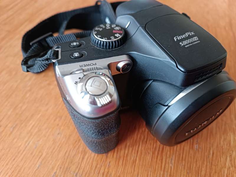 Fujifilm FinePix S8000fd - 8MP - 18x Zoom - Digital Camera