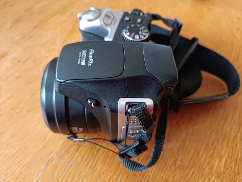 Fujifilm FinePix S8000fd - 8MP - 18x Zoom - Digital Camera