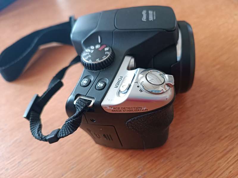 Fujifilm FinePix S8000fd - 8MP - 18x Zoom - Digital Camera