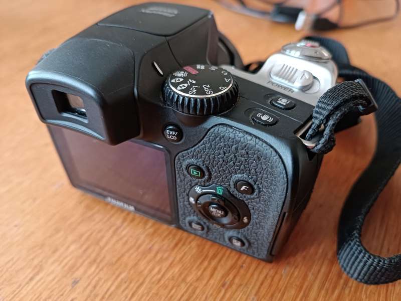 Fujifilm FinePix S8000fd - 8MP - 18x Zoom - Digital Camera