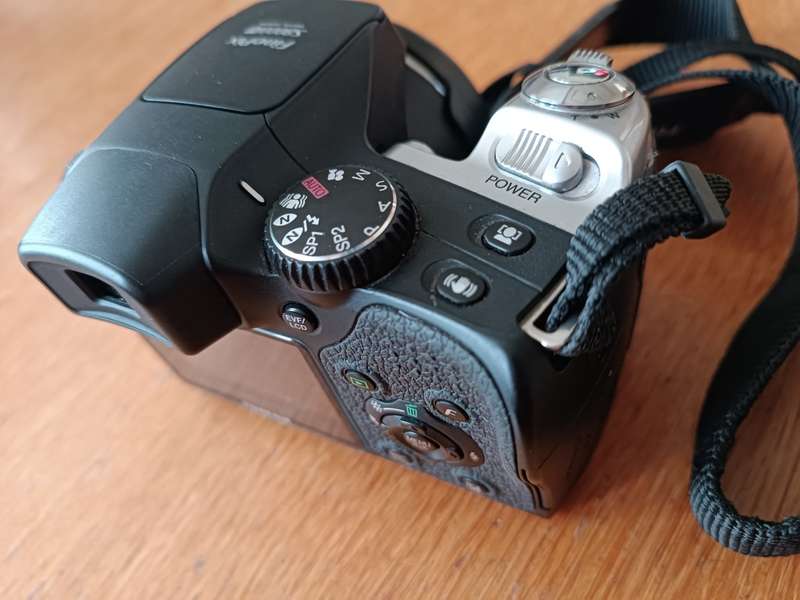 Fujifilm FinePix S8000fd - 8MP - 18x Zoom - Digital Camera