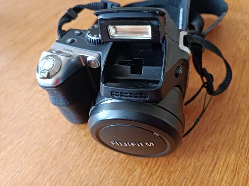 Fujifilm FinePix S8000fd - 8MP - 18x Zoom - Digital Camera