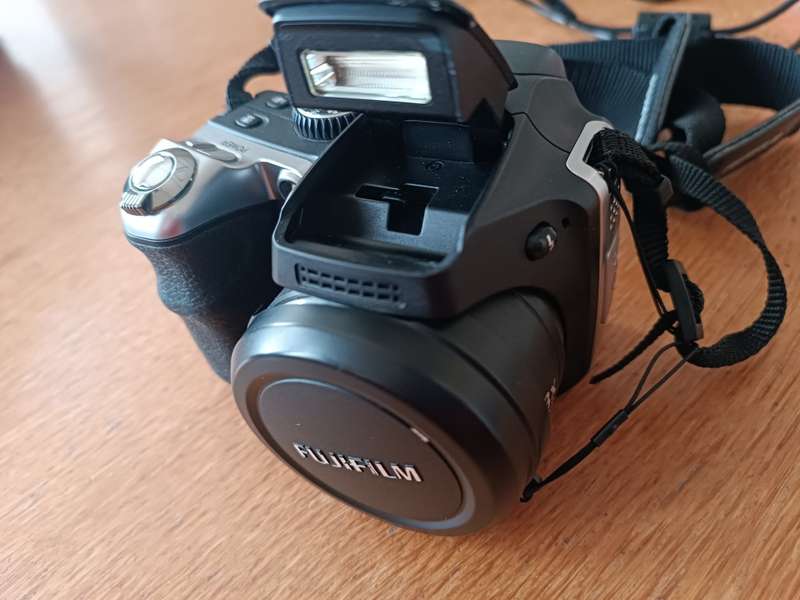 Fujifilm FinePix S8000fd - 8MP - 18x Zoom - Digital Camera