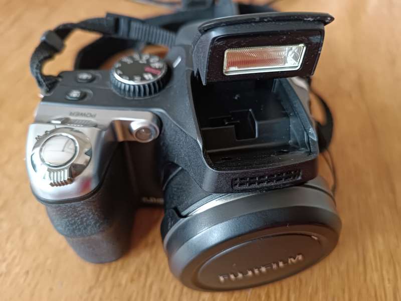 Fujifilm FinePix S8000fd - 8MP - 18x Zoom - Digital Camera