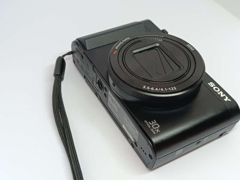 Sony Cyber-shot DSC-HX90V - 18.2MP - 30x Zoom - Digital Camera