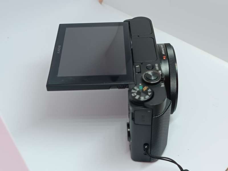 Sony Cyber-shot DSC-HX90V - 18.2MP - 30x Zoom - Digital Camera
