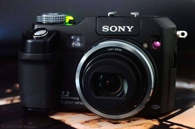 Sony DSC CyberShot V3 (lcd is white)- 7.2MP - 4x Zoom - Digital Camera FOR PARTS OR REPAIR!!!