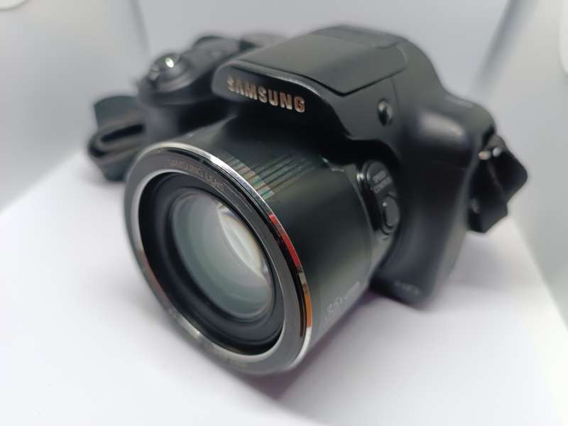 Samsung WB1100F - 35x Zoom - 16MP - Smart Camera (wifi)