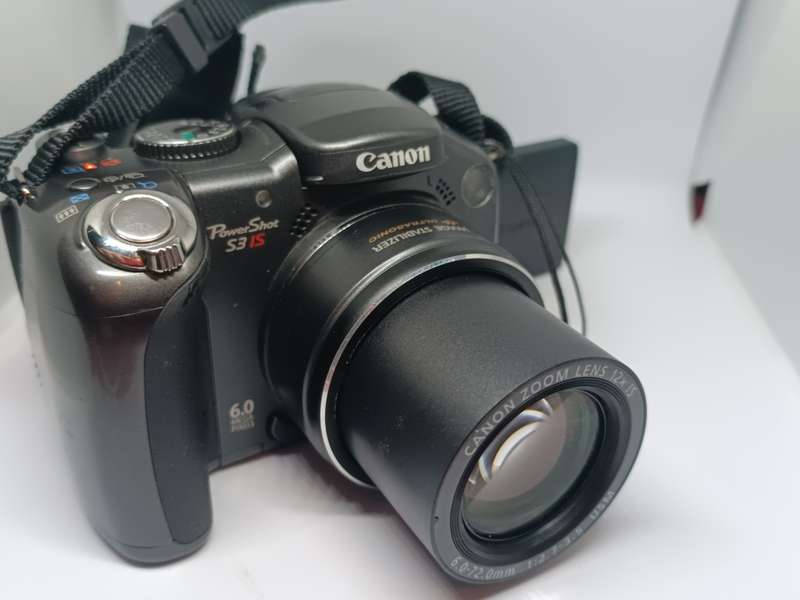 Canon POWERSHOT S3iS - 12x Zoom - 6MP - Digital Camera