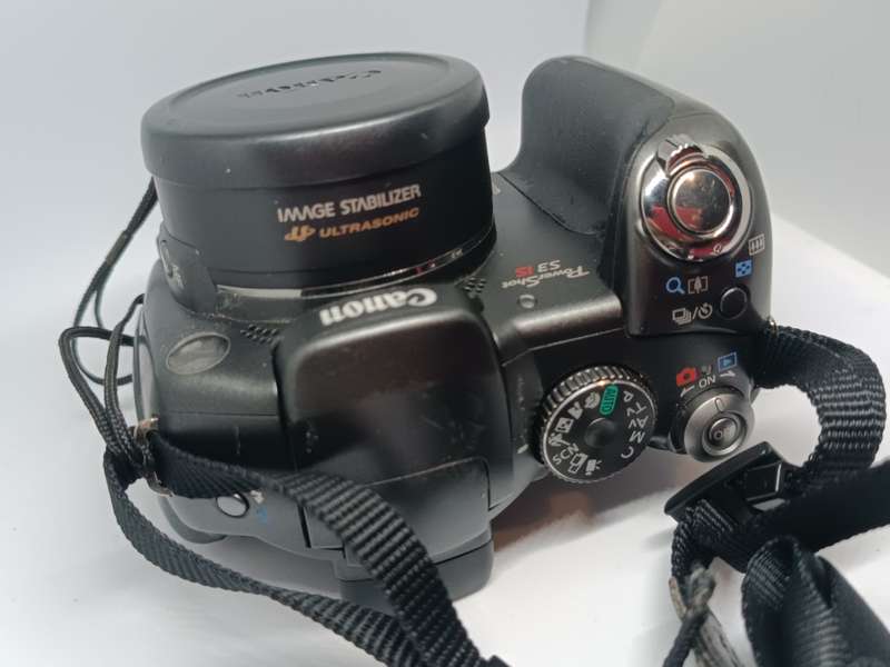 Canon POWERSHOT S3iS - 12x Zoom - 6MP - Digital Camera