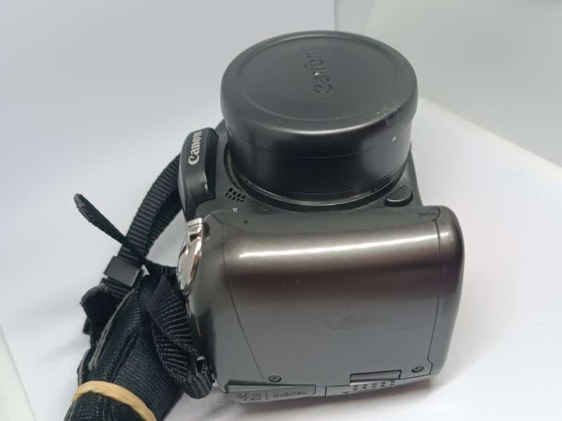 Canon POWERSHOT S3iS - 12x Zoom - 6MP - Digital Camera