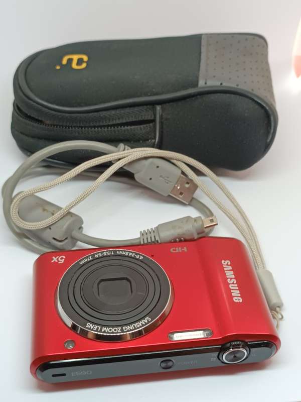 Samsung ES90 - 14.2MP - 5x Zoom - Digital Camera