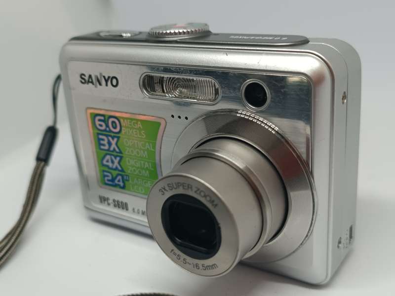 Sanyo VPC - S600 - 6MP - 4x Zoom - Digital Camera