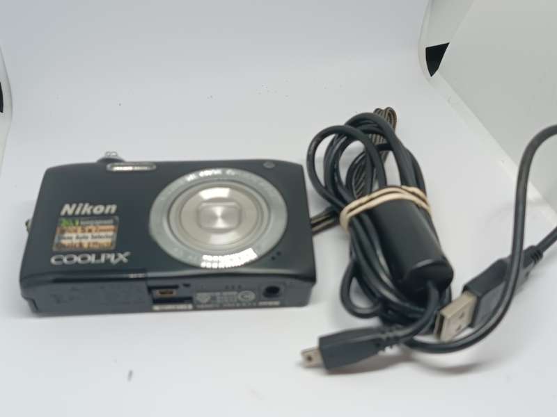 Nikon Coolpix S2800 - 20.1MP - 5x Zoom - Digital Camera