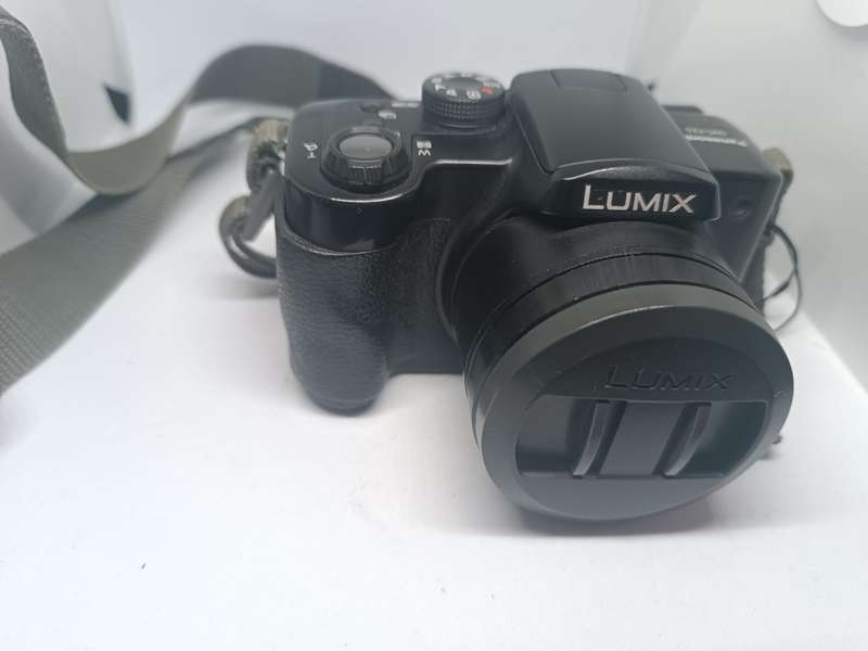 Panasonic Lumix DMC FZ5 - 5MP - 12x Zoom - Digital Camera