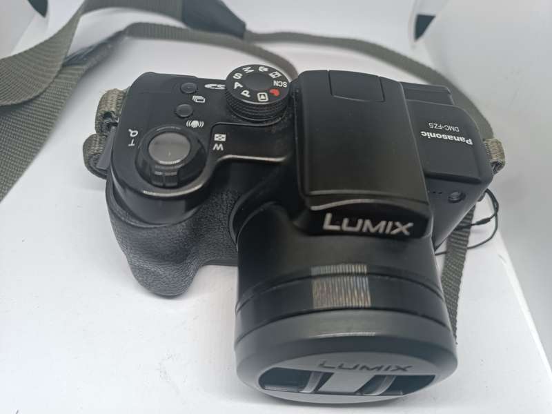 Panasonic Lumix DMC FZ5 - 5MP - 12x Zoom - Digital Camera