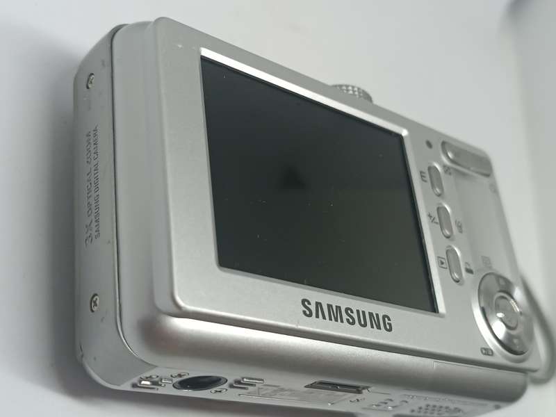 Samsung S1000 - 10.1MP - 3x Zoom - Digital Camera