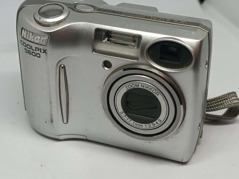 Nikon Coolpix 5600 - 5.1MP - 3x Zoom - Digital Camera