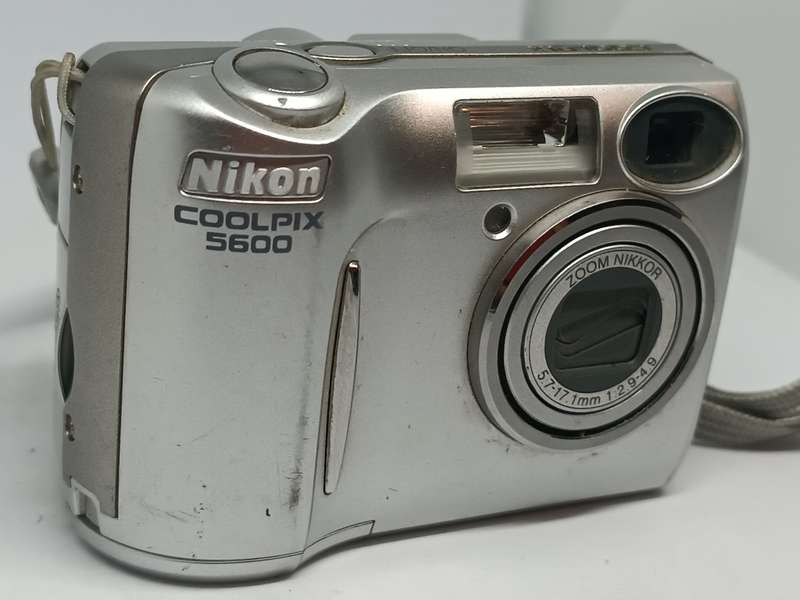 Nikon Coolpix 5600 - 5.1MP - 3x Zoom - Digital Camera
