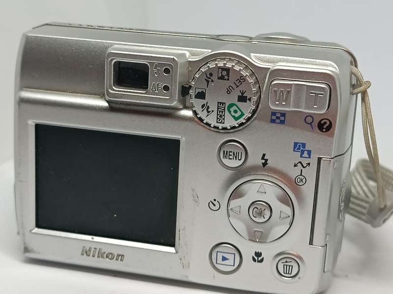 Nikon Coolpix 5600 - 5.1MP - 3x Zoom - Digital Camera