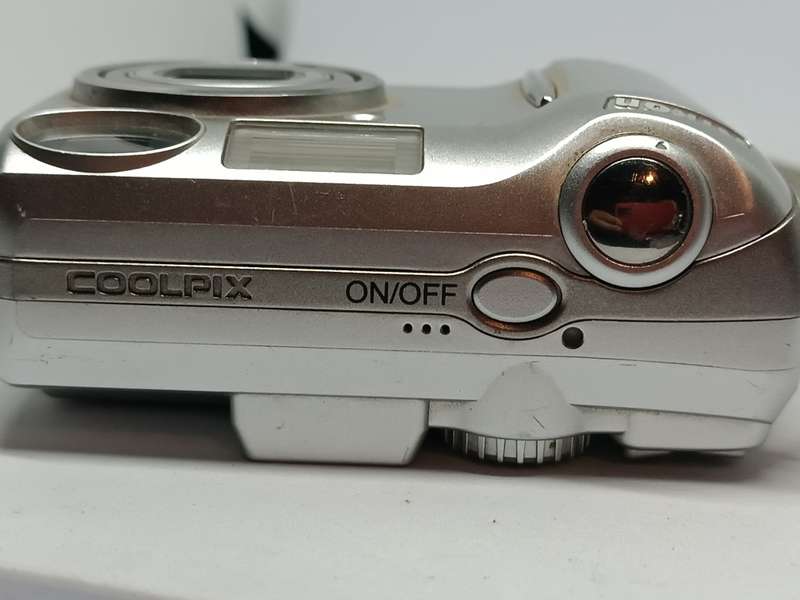 Nikon Coolpix 5600 - 5.1MP - 3x Zoom - Digital Camera