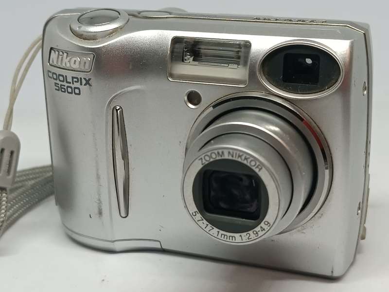 Nikon Coolpix 5600 - 5.1MP - 3x Zoom - Digital Camera