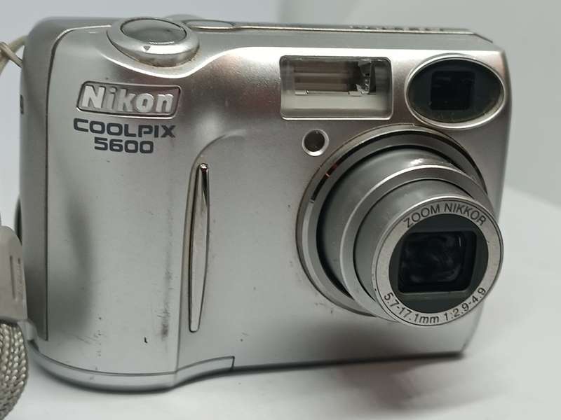 Nikon Coolpix 5600 - 5.1MP - 3x Zoom - Digital Camera