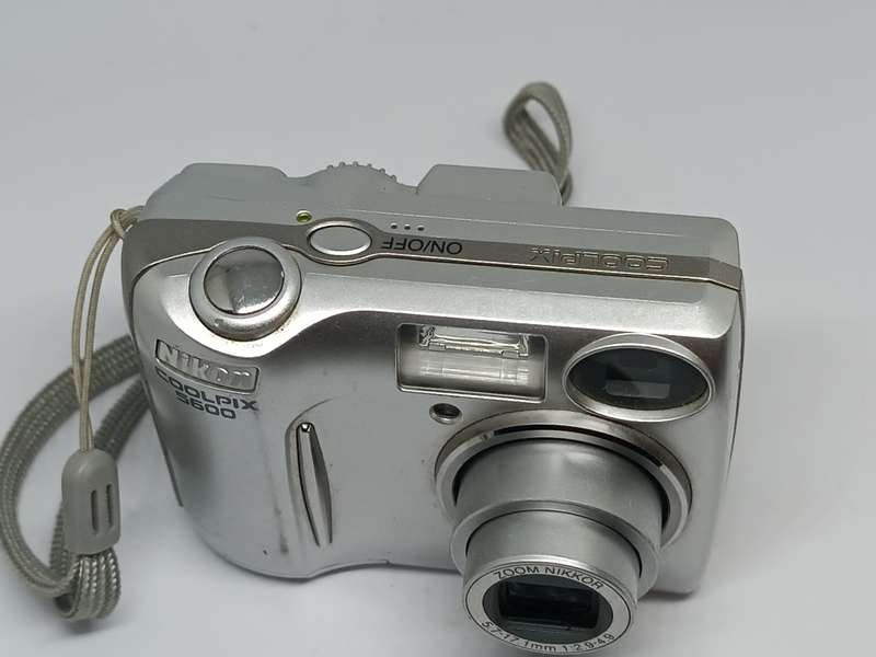 Nikon Coolpix 5600 - 5.1MP - 3x Zoom - Digital Camera