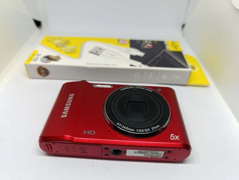 Samsung ES90 - 14.2MP - 5x Zoom - Digital Camera