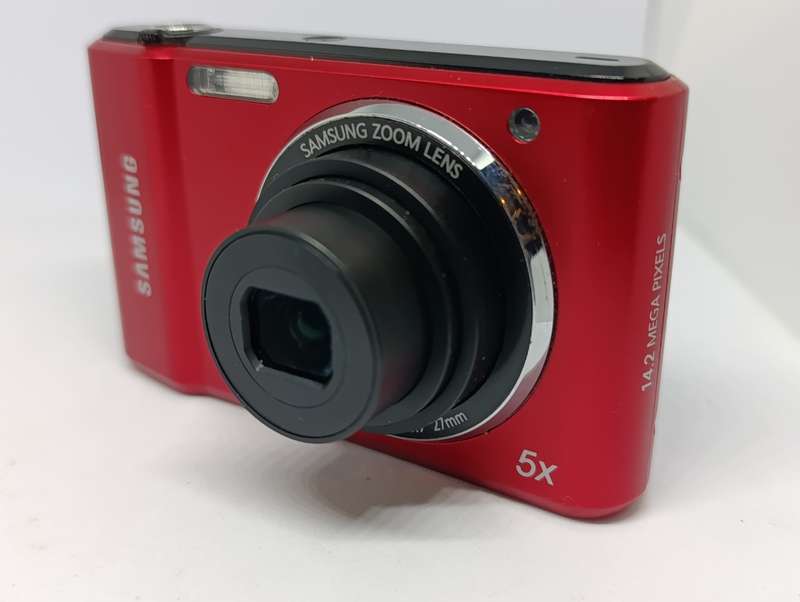 Samsung ES90 - 14.2MP - 5x Zoom - Digital Camera