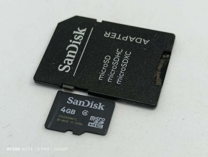SanDisk 4GB Micro SDHC + Adapter