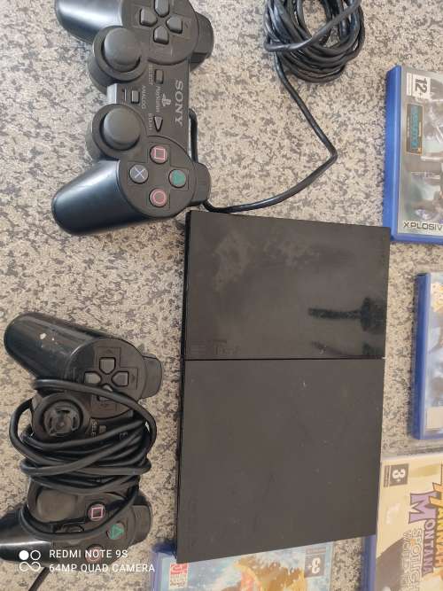 PS2 CONSOLE + 2 CONTROLLERS + 5 GAMES