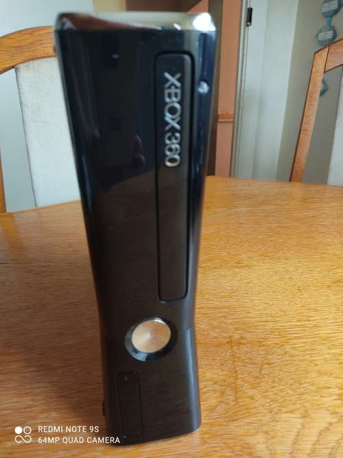 XBOX 360 S 250GB + KINECT + 4 GAMES