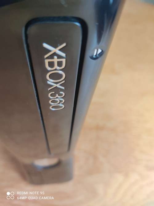 XBOX 360 S 250GB + KINECT + 4 GAMES
