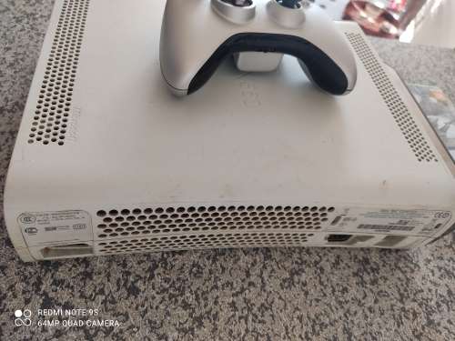XBOX 360 CONSOLE + GAME