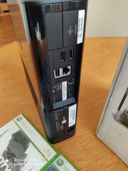 XBOX 360 WITH ORIGINAL BOX IN CLEAN CONDITION